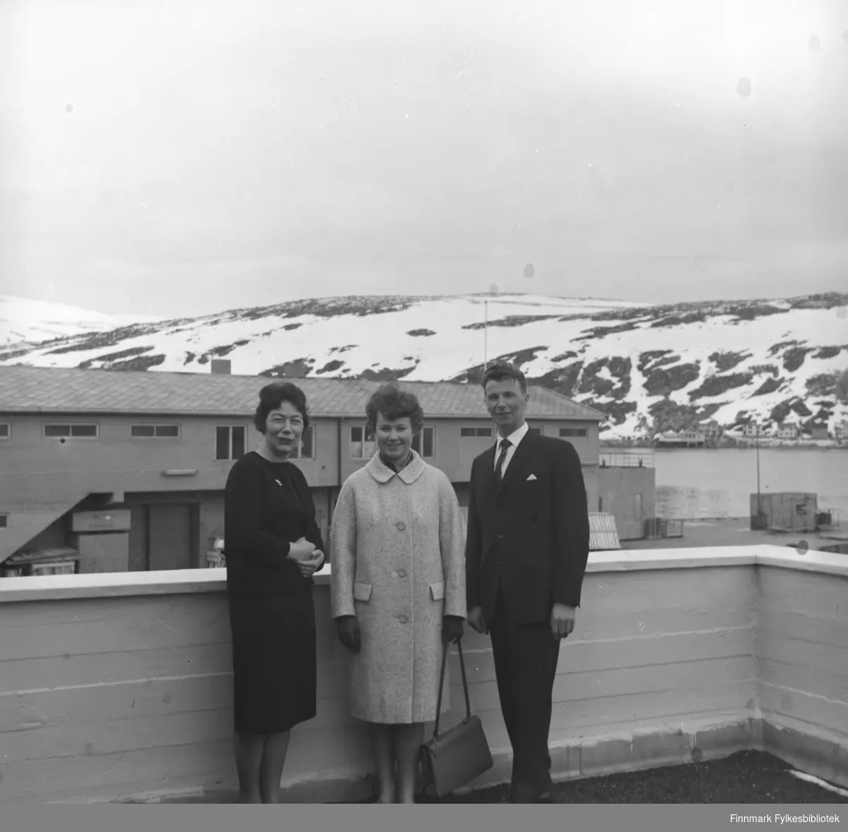 Familien Drannem poserer på verandataket på Tollboden i Hammerfest i anledning Turids konfirmasjon. Fjellet i bakgrunnen er Fuglenesfjell.
