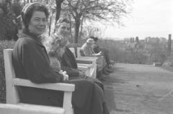 Familien Drannem sitter på en benk i en Park, Jenny nærmest 