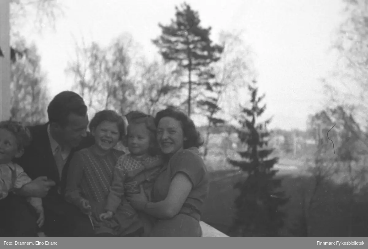 To voksne og tre barn fotografert på en veranda eller på en trappeavsats. De er fra venstre: Ukjent gutt, Terje Nilssen, Mari-Ann Nilssen, Turid Karikoski og Grete Nilssen.