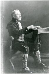 Portrett av Ola Brenno med langeleiken.