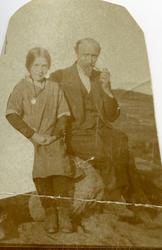 Portrett av Hans Islandsmoen og datteren Ingebjørg.
Bildet 