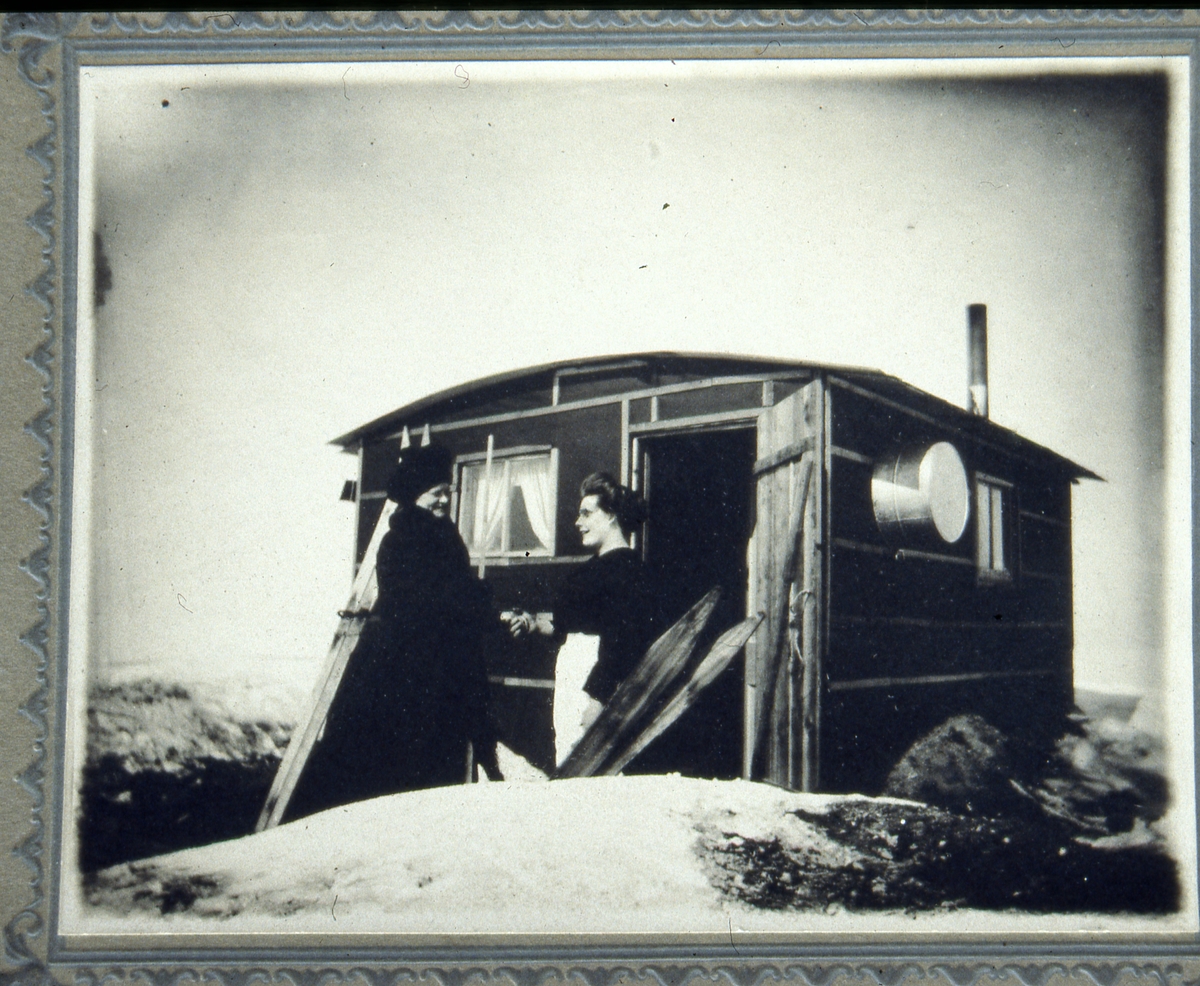 Berthe Mikaelsdatter Hagene utvandra til Amerika rundt 1900. Hun bodde aleine i denne hytta, på prærien, de første åra