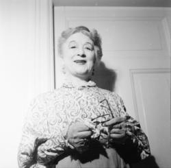 Vardens arkiv. "De unge er eldst" Riksteateret i Porsgrunn. 