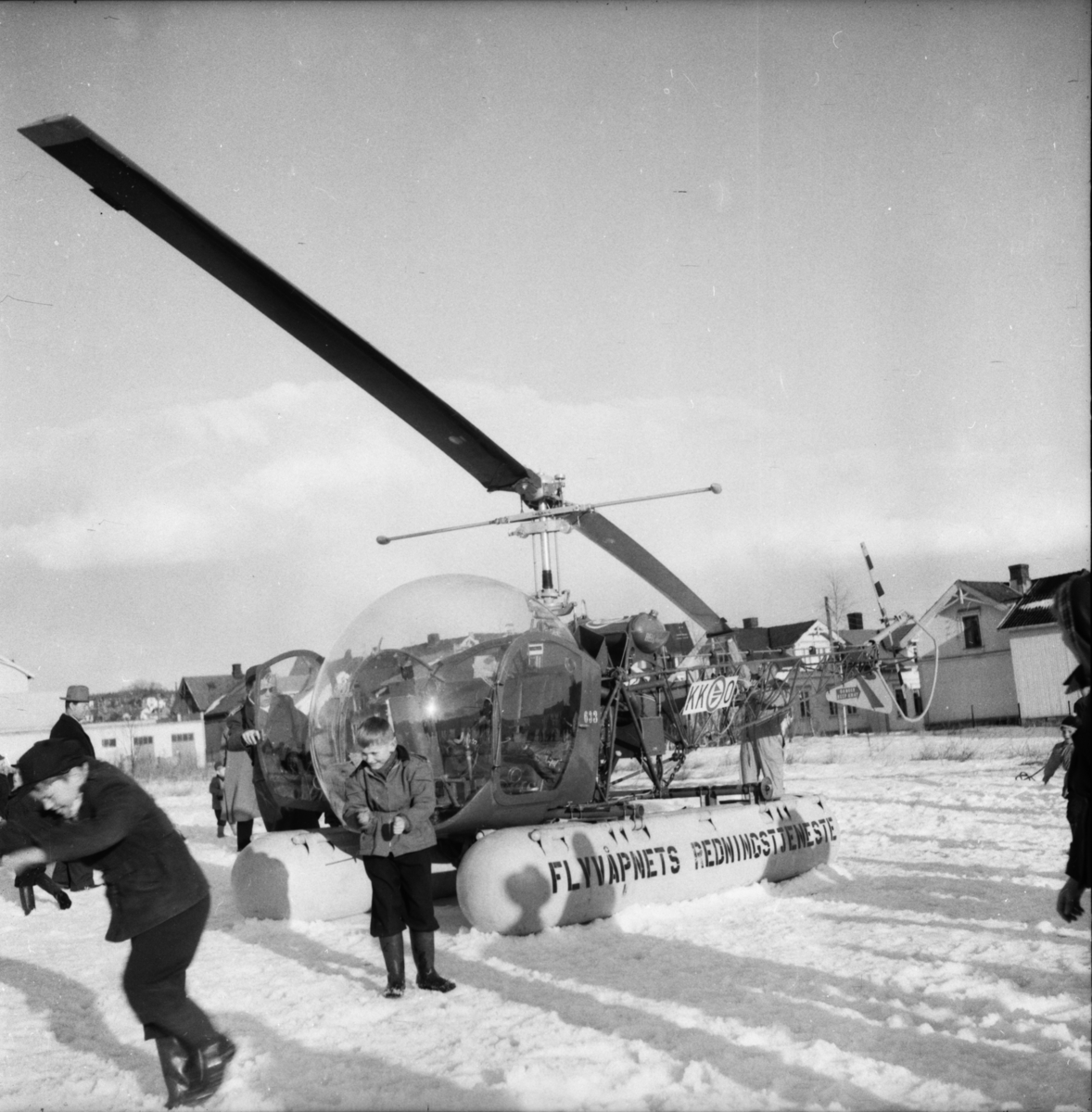 Vardens arkiv. "Flyvåpnets redningshelikopter på Prestejordet"  28.03.1954