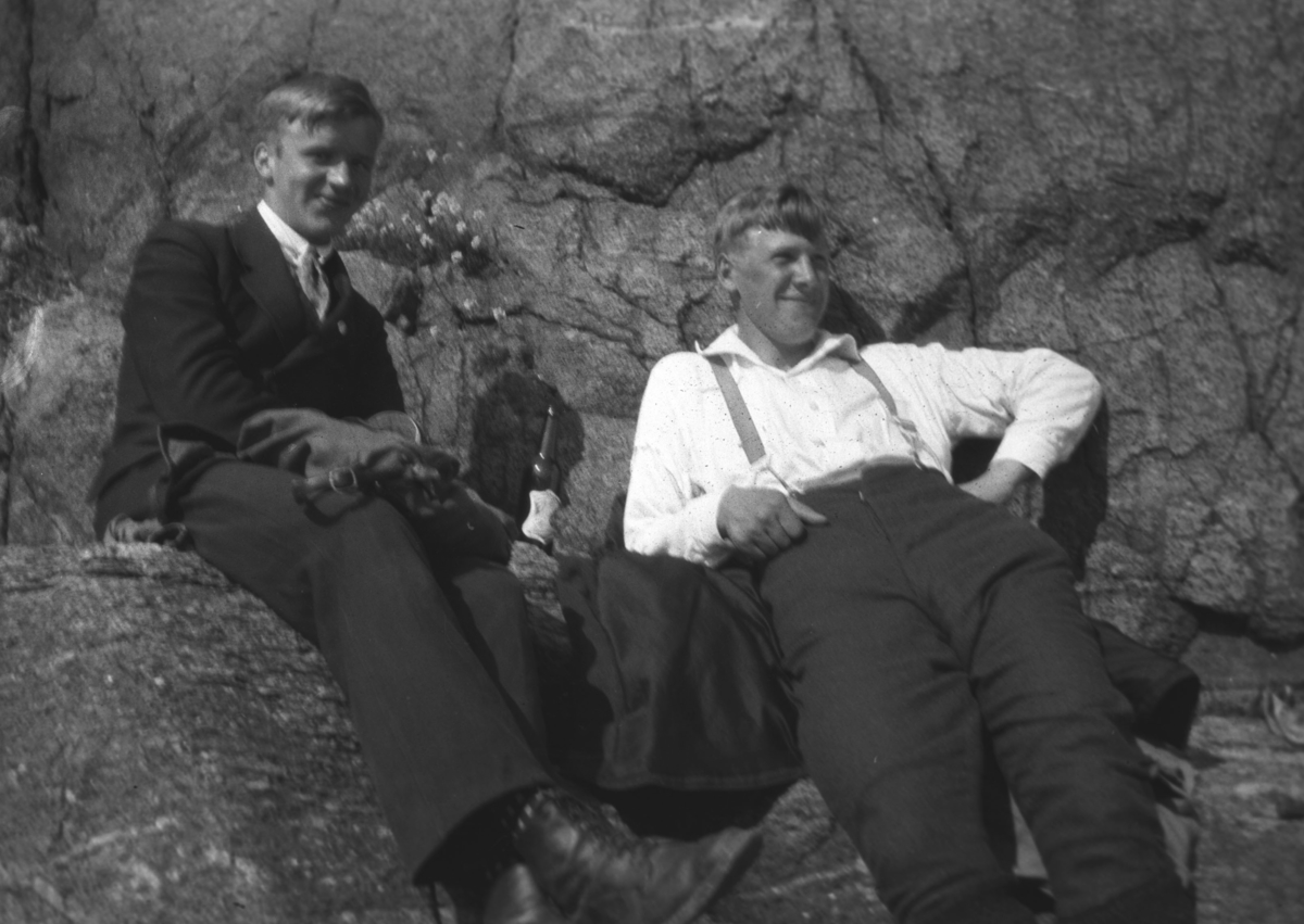 To kamerater av Leif Hauge på besøk i Vadsø. Personene er ukjente, men kommer fra Bergen.