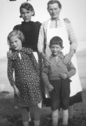 Bak: Tante Hjørdis og Bestemor [Bergitte Johannessen]. I For