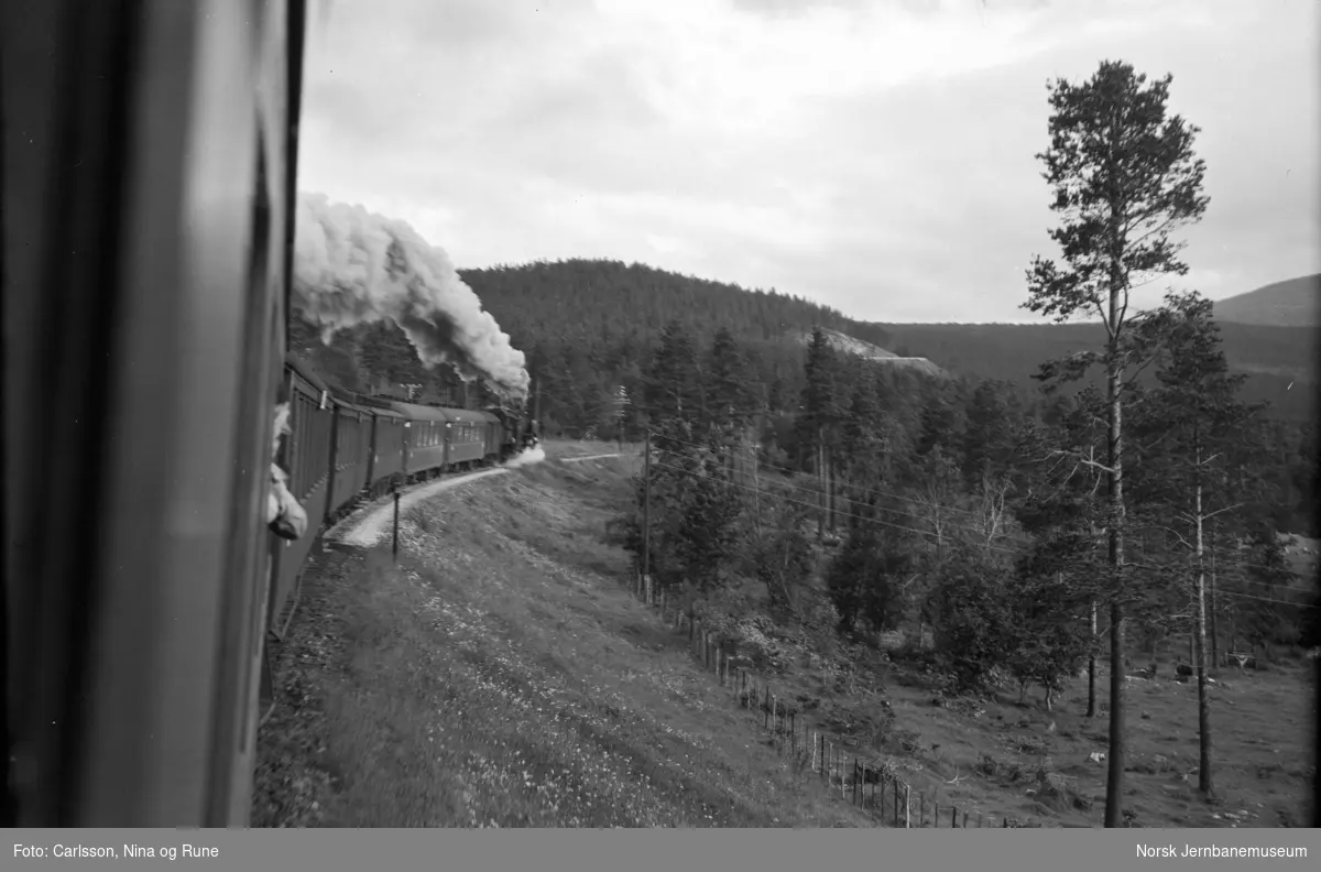 Nordgående dagtog på Dovrebanen, trukket av damplokomotiv type 49. Fotografert bakfra i toget.