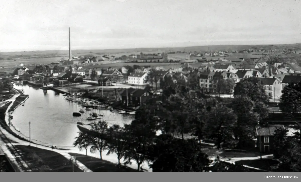 Utsikt över Slussholmen, Svartån och Skebäck.


Pappersbruket och skofabrik i bakgrunden.