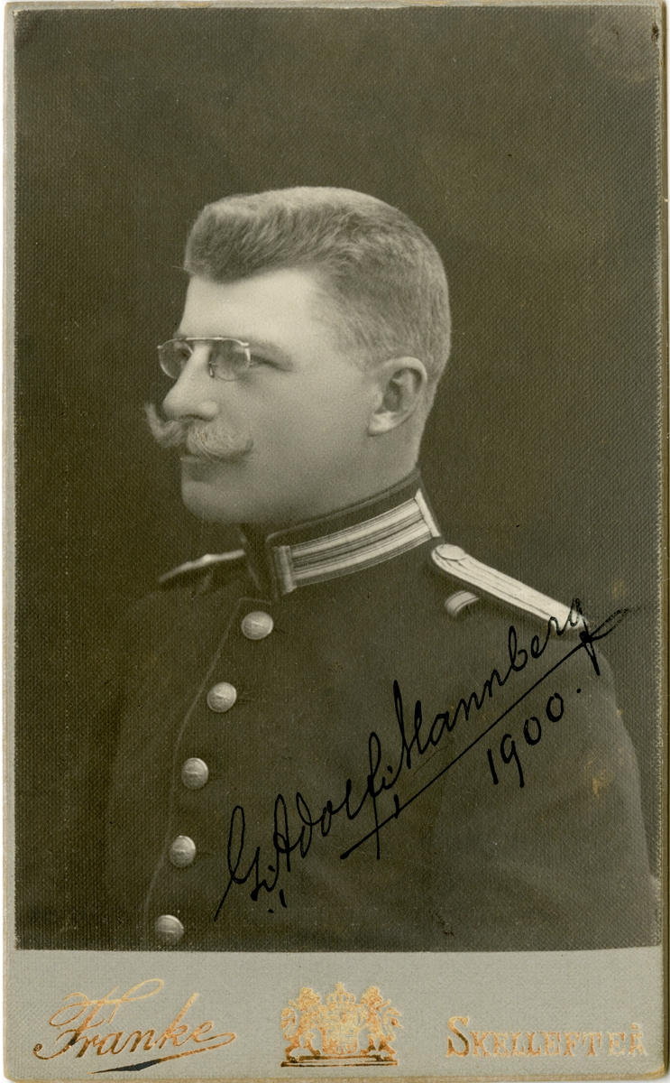 Porträtt av Gustaf Adolf Mannberg, löjtnant vid Norrbottens regemente I 19. 
Se även AMA.0008063 och AMA.0010679 och AMA.0008097.