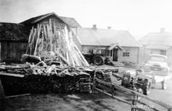 Traktorer og lastebil på gardsbruk