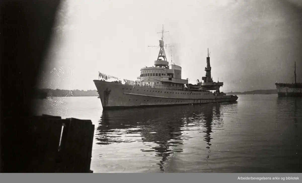Ole M. Engelsens fotografier fra okkupasjonsårene i Oslo..Tysk krigsskip på havna i Oslo. 1944.