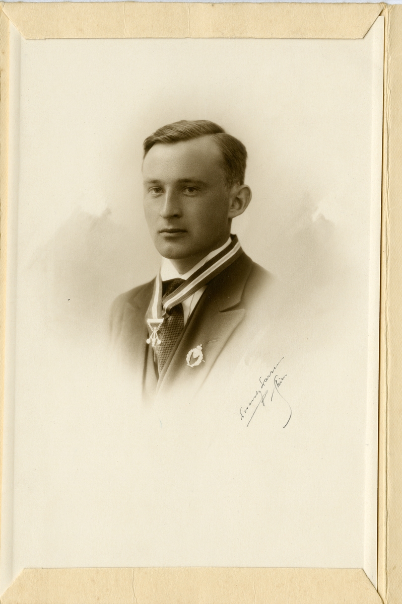 Portrett av Ivar Antonsen Islandsmoen. I 20-års alderen.