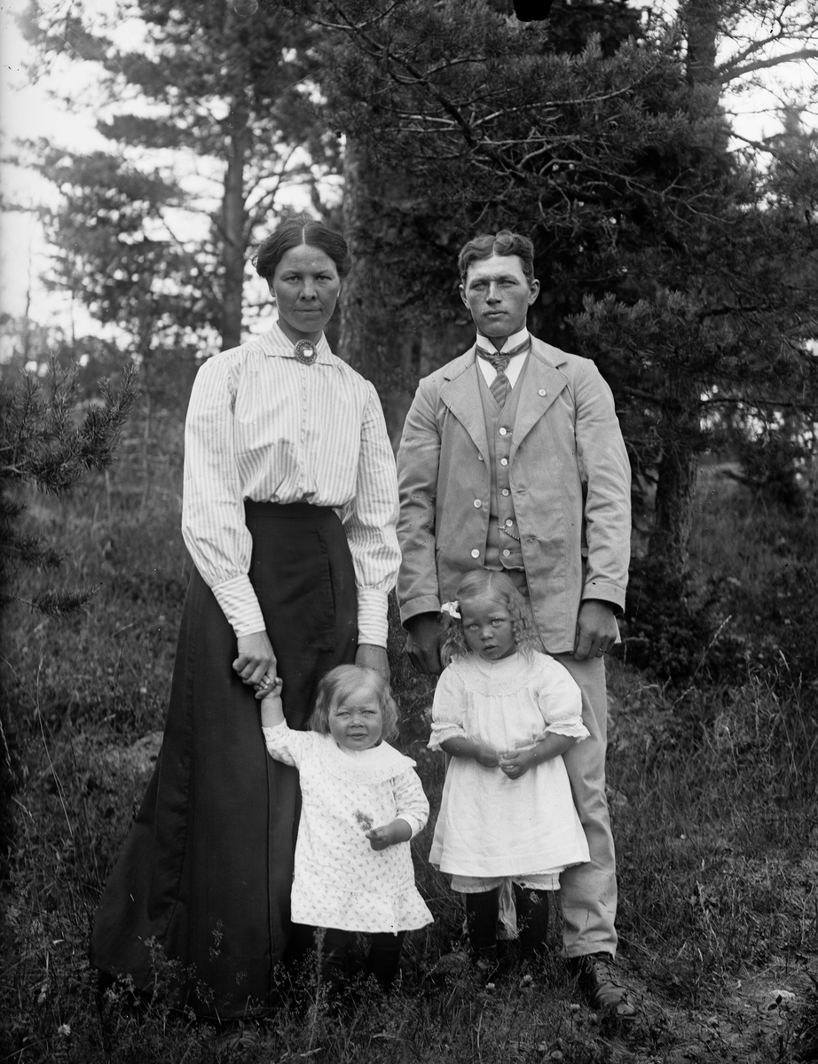 "Familj vid Korsbacken Torstunaby", Torstuna socken, Uppland 1918