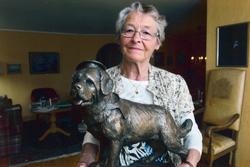 Vigdis Hafto med vinnerutkastet av Bamse-statuen. Statuen bl