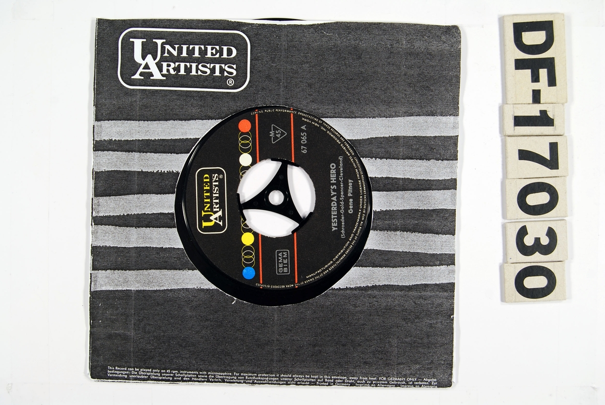 Svart bakgrunn med grå striper. United Artists logo oppe i venstre hjørne.