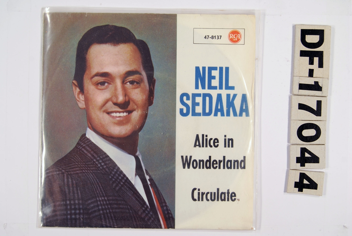 Bilde av Neil Sedaka til høyre. Hvit stripe med tekst på til venstre. Baksiden av coveret har en list over Neil Sedakas andre singler.