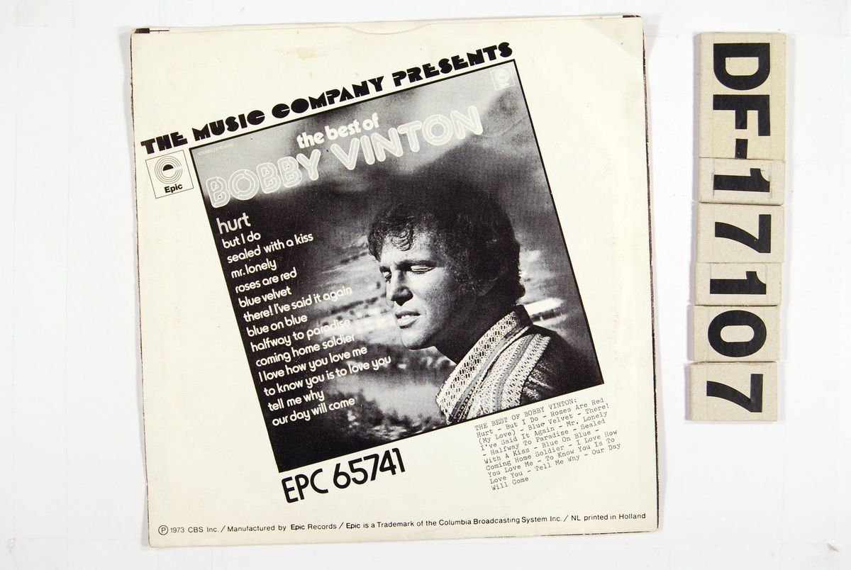 Fotografi av syngende Bobby Vinton på fremsiden. Gjengivelse av coveret til The Best of Bobby Vinton på baksiden. Også her fotografi av artisten.