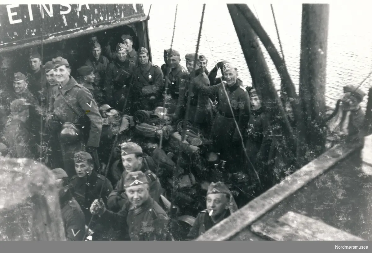 Tyske soldater ombord i et skip.