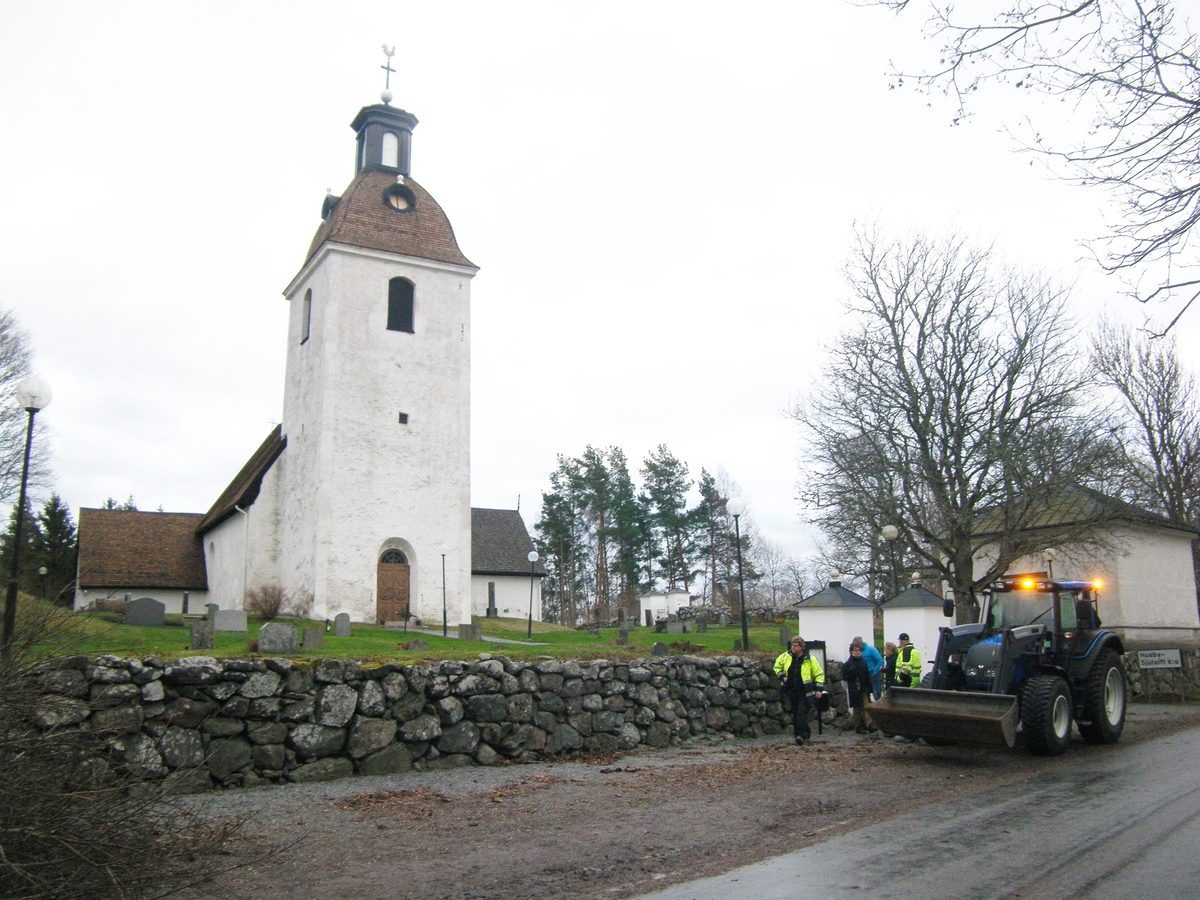 Arkeologisk schaktningsövervakning, Husby-Sjutofts kyrka, Husby-Sjutolfts socken, Uppland 2016