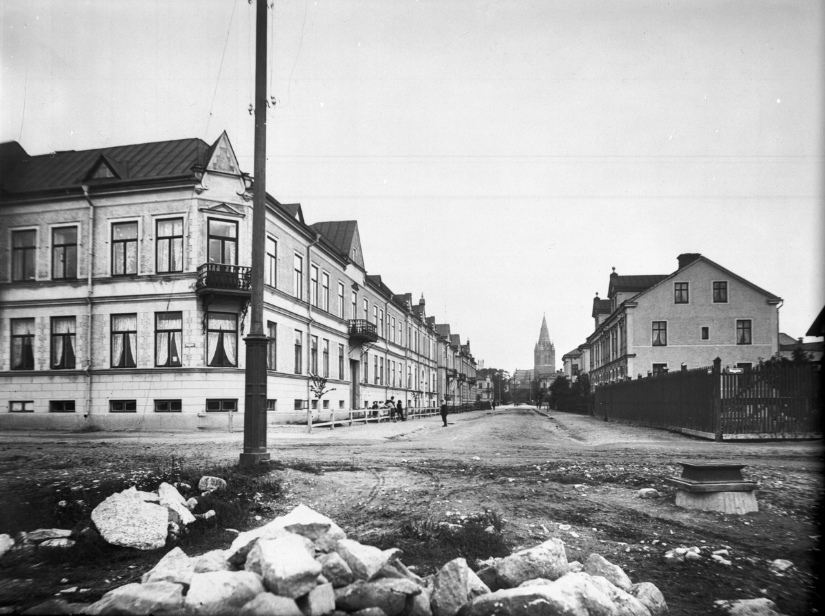 Tvåvånings bostadshus. 
Angelgatan mot öster från Ringgatan.
(Reproduktion av Sam Lindskog år 1934 efter en bild tagen år 1903 av Axel Barr)