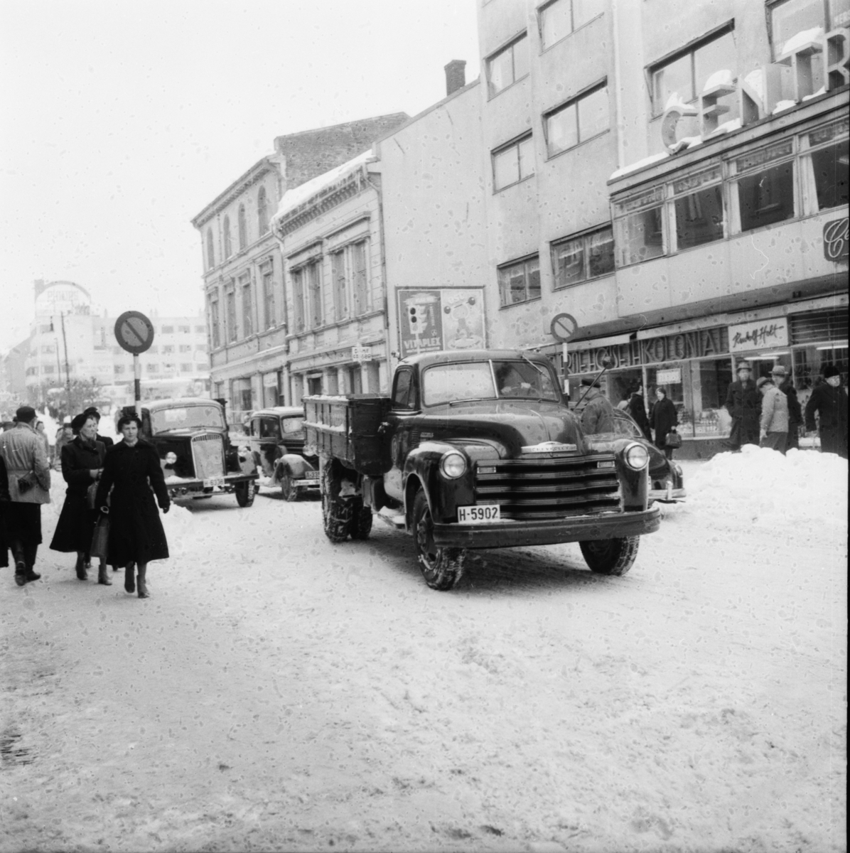 Vardens arkiv. "Trafikk-kaos i Skiens gater"  03.03.1954