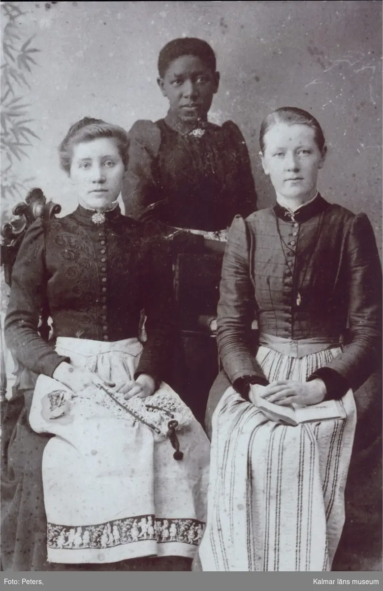 Emmelie "Millan" Boy tillsammans med två vita kvinnor. Millan var dotter till Svarta Sara som kom till Kalmar med den forsmannska expeditionen. Hon levde hela sitt liv (1863-1900) i Kalmar och verkade som musiklärare.