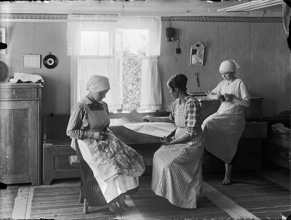 "Greta, Hildegard och Tora i köket", Sävasta, Altuna socken, Uppland 1919
