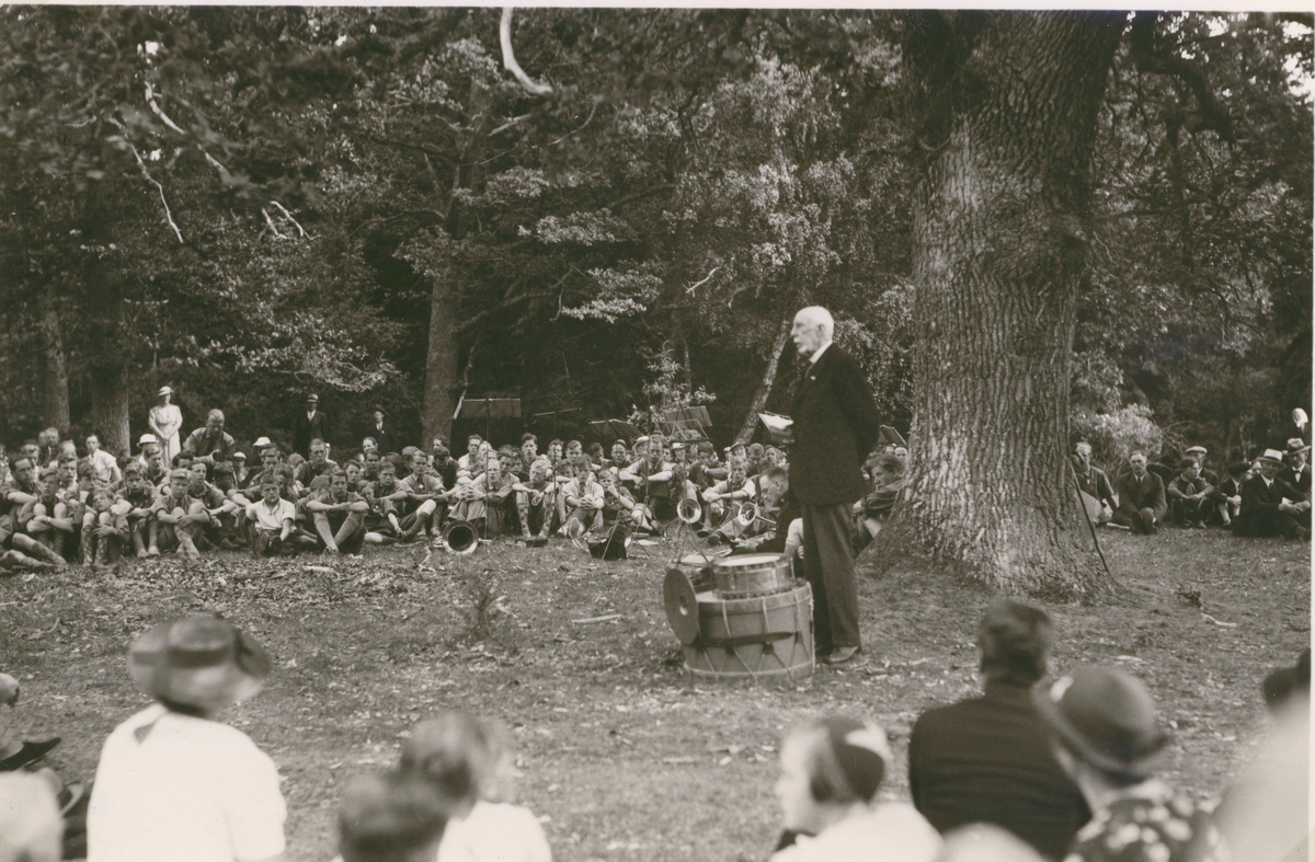 Prins Oscar Bernadotte talar till scouter vid läger på norra Saxnäs, Algutsrum sommaren 1938.