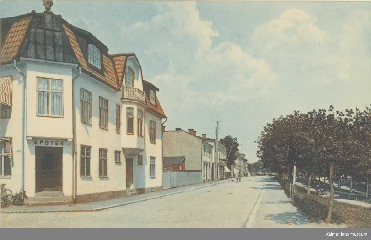 Ett kolorerat vykort med motiv från Stora Nygatan i Nybro.