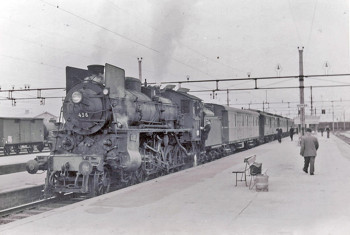 Damplokomotiv type 26c 436 med persontog 308 fra Otta til Oslo Ø Hamar stasjon.