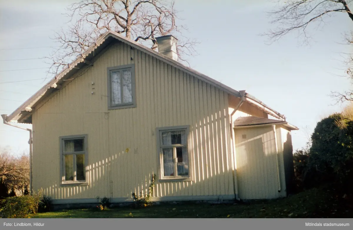 Vaktmästarbostaden, tidigare trädgårdsmästarbostaden, tillhörande Gunnebo slott. Mölndal, 1960-1970-tal. Fotografens far arbetade här.

För mer information om bilden se under tilläggsinformation.