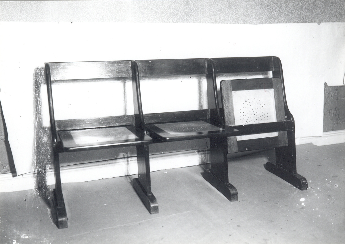 Stolar tillverkade av Mörtfors Möbelfabrik. Användes i bio- och samlingslokaler i nejden, bl a i Blankaholm och Västrum.