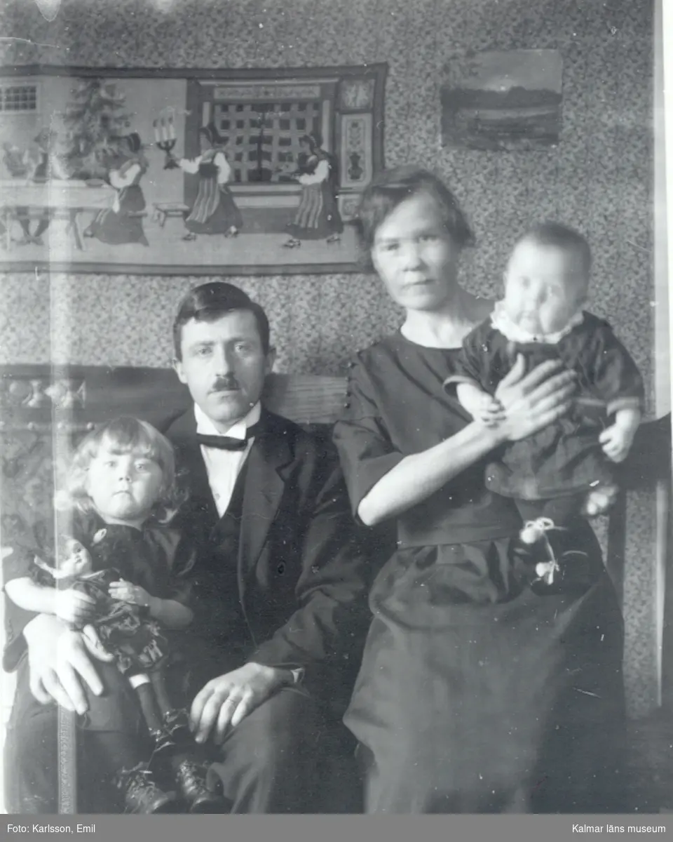 Ture Olsson med familj fotograferade i lägenheten i Albano Mörtfors.