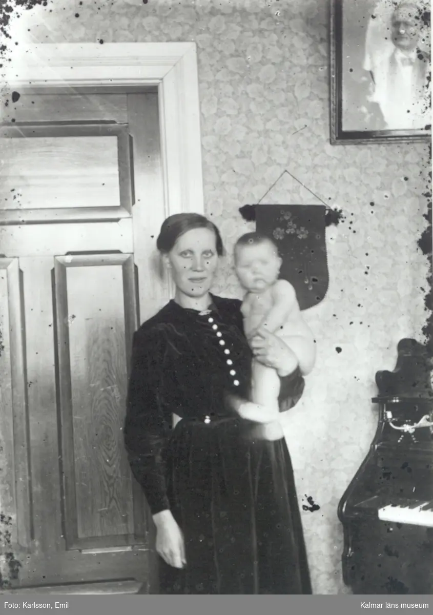 Anna Elisabeth (Lissa) Nilsson, född 1891-05-29 död 1970-09-16 med dottern Alva, född 1919-11-04 gift, Kjellin, död 1969-12-17. Alva var det fjärde barnet i syskonskaran på tio (Fem flickor och fem pojkar).