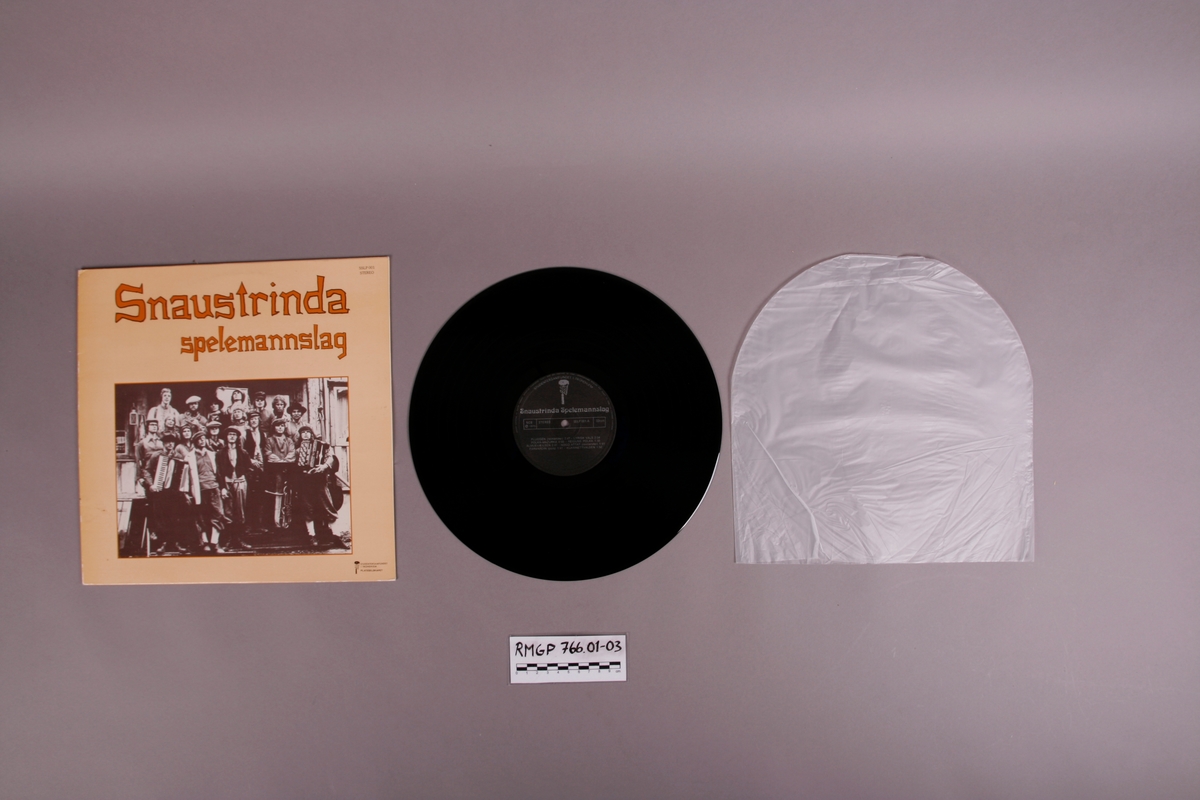 Grammofonplate i svart vinyl og plateomslag i papp, samt en plastlomme. Bilde på omslag viser Snaustrinda Spelemannslag.