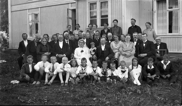 Seks bilder fra et bryllup på Narumsflaten i Kolbu 13.juli 1