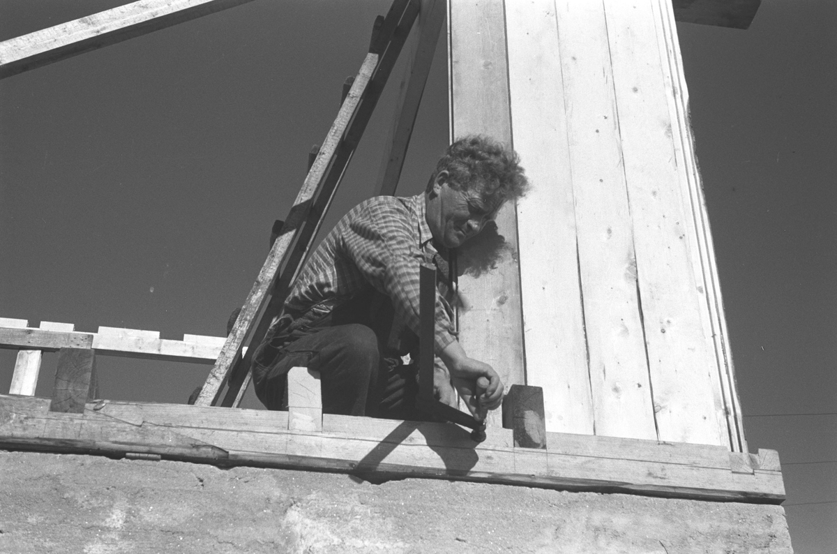 Gjenreisning. Honningsvåg. Snekker Alfred Pettersen setter opp et hus. 1946/47.