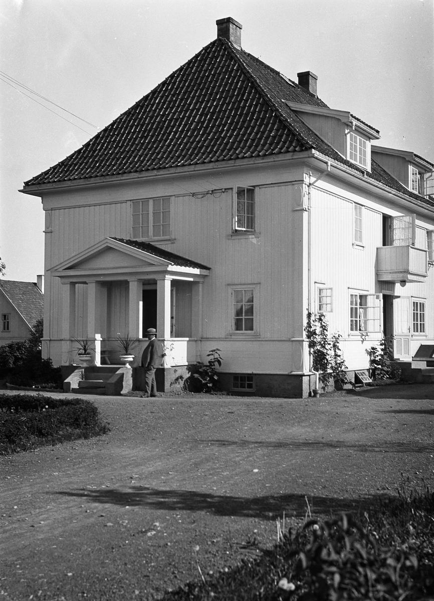 David Seierstad foran villaen Valhøi (nå Meierigata 13) på Lena.