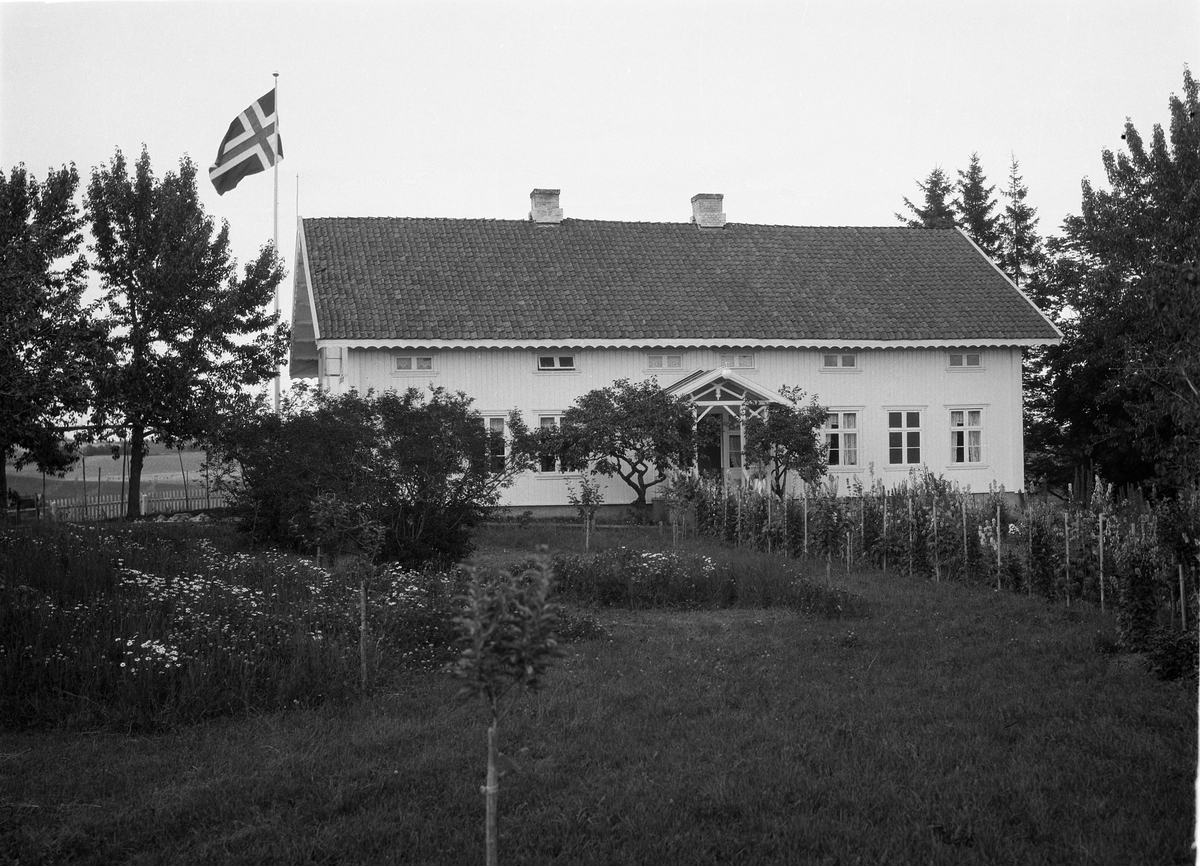 Våningshuset på gården Evang vestre (Nedre Evang) ca. 1930. Fire bilder.