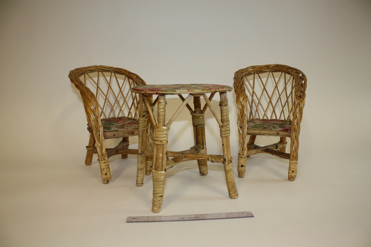 To stoler og et bord

Setet på de stolene, samt bordplaten har et trekk i blomstrete (rose) trekk.