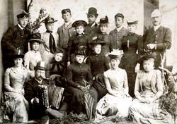 17 staselig kledte menn og damer, her fotografert etter en t