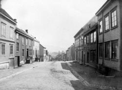 Bildet er tatt fra Øvre Enggate fra nord, ned mot Skolegaten