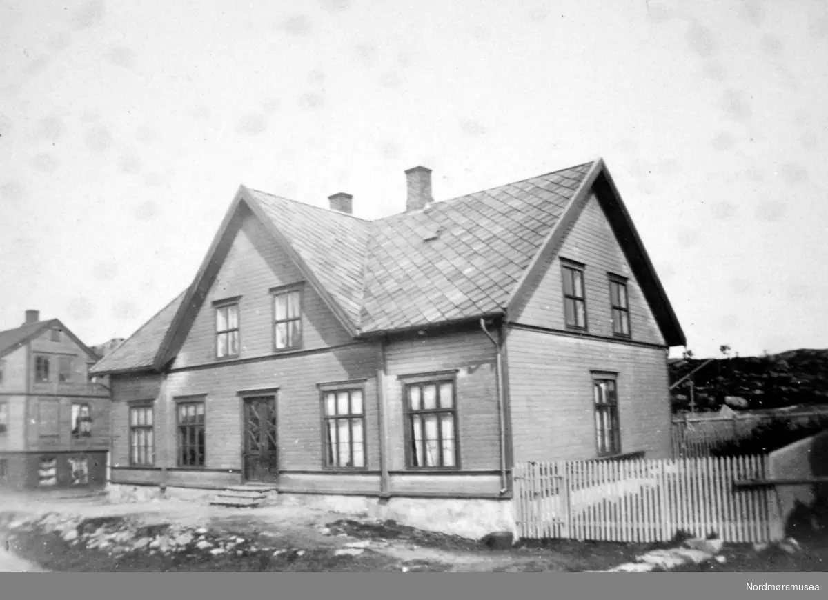 Gomalandet skole. I 1940 tjente bygningen som gymnastikkbygning, inntil den brant i aprildagene samme år. Fra Nordmøre Museums fotosamlinger