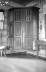 Hjørneskap i storstua på Nedre Gjeldnes. Til venstre ser vi 