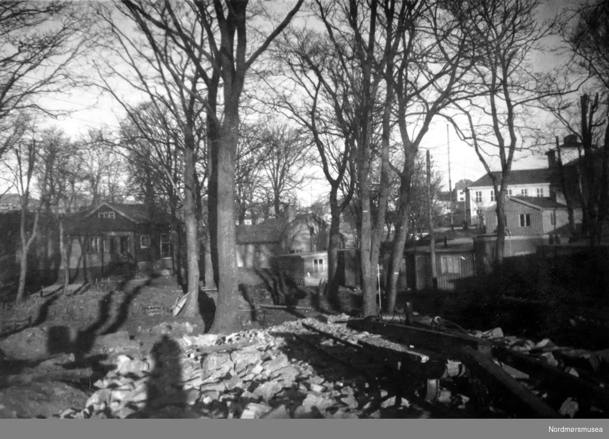 Arbeidet med den første gaten som går tvers gjennom Nerparken fra syd. Vi ser litt av Den høgre skole - senere Langveien ungdomsskole - til høyre på bildet. Bildet er datert 8. februar 1946. Fra Nordmøre Museums fotosamlinger. 
