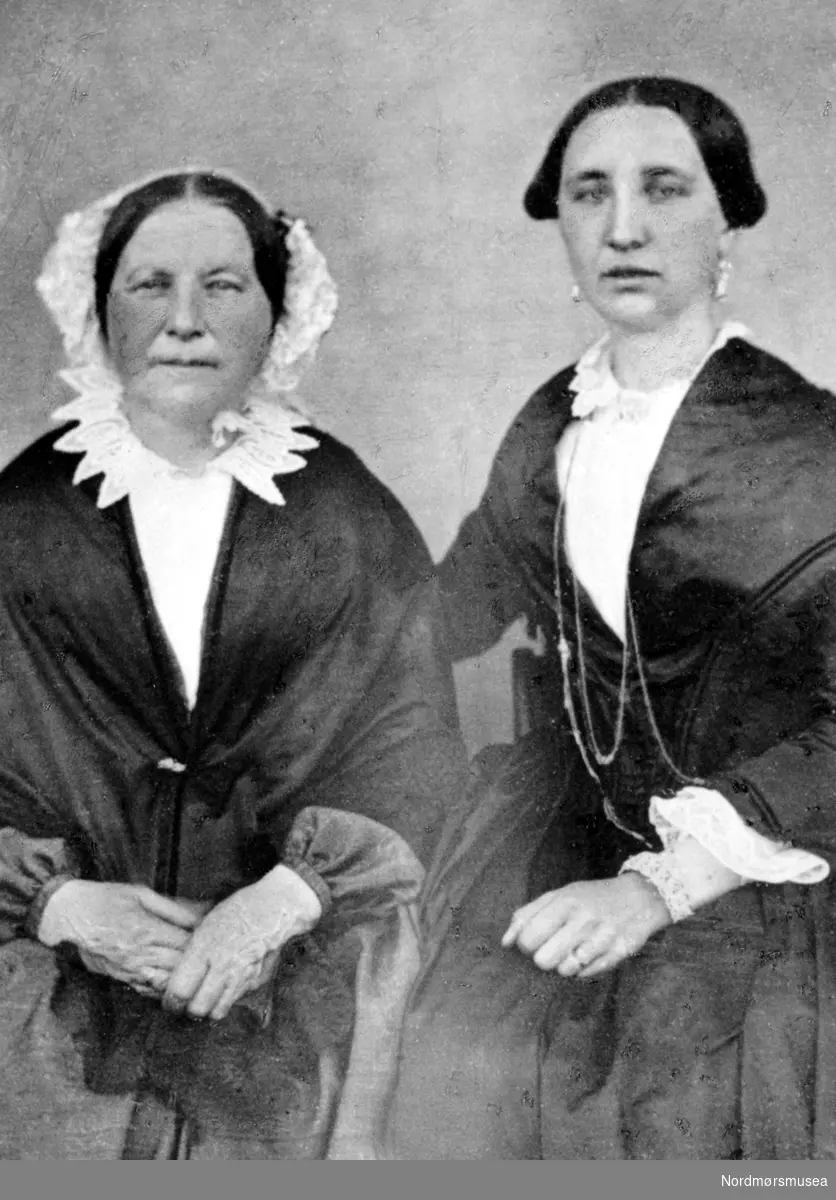 Fra venstre, fru Martha Christie, født Daae (1826-77). Fru Anne Sofie Brun, født Christie (1853 - 77) (Tante og niese). Reproduksjon av Fotograf Engvig i 1950. Original fotograf og datering av bilde er ukjent, men trolig omkring 1860 til 1877. Fra Nordmøre museums fotosamlinger.
