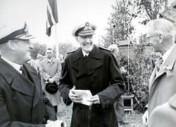 Kong Haakon og Kronprins Olav i samtale med kringkastingssje