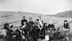 Gruppebilde.  Pause i arbeidet med klippfisk.
Informant ALTØ