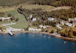 Flyfoto fra Tingvollbukta på Tingvoll. Her ser vi fergeleiet