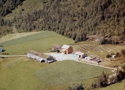 Flyfoto av ";Østbø"; i Surnadal kommune. Bildet er datert 31